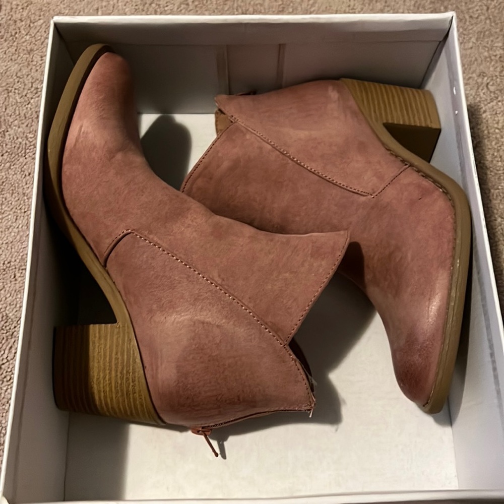 New in box - qupid blush boots